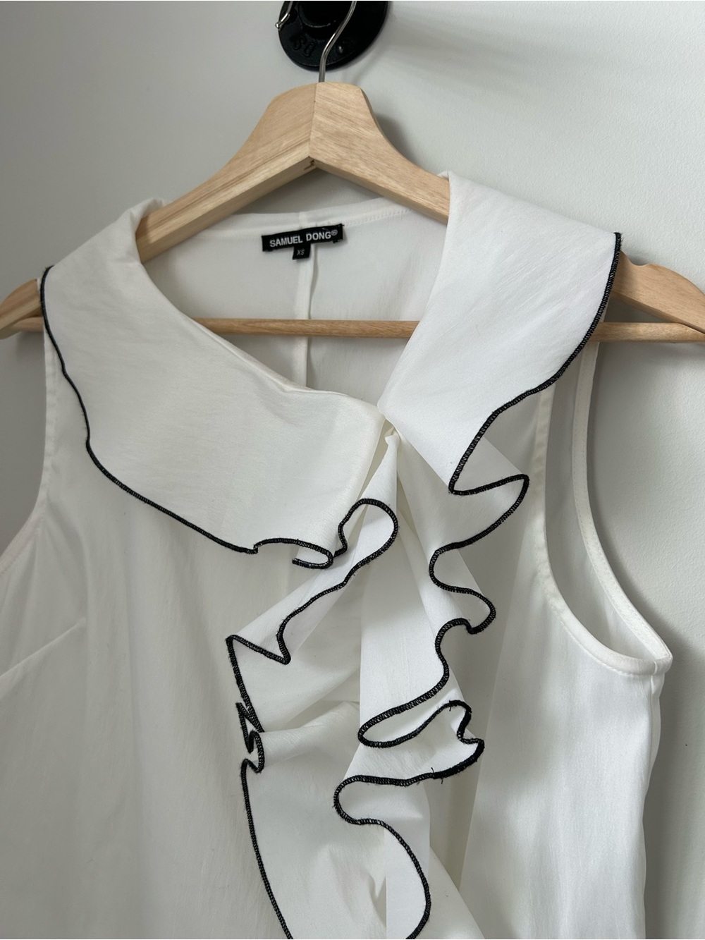 Samuel Dong Sleeveless Ruffle Blouse - Picture 3 of 7